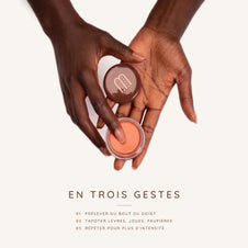 Baume teinté All In One en trois gestes : prélever du bout du doigt, tapoter lèvres, joues et paupières, répéter pour plus d'intensité