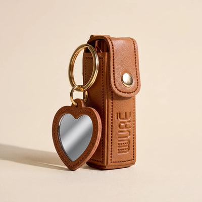 Étui Signature Wuré en simili cuir camel, porte-clés et miroir en cœur