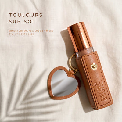 Étui Signature avec l'huile à lèvres : toujours sur soi, simili cuir souple, logo embossé, étui et porte-clés