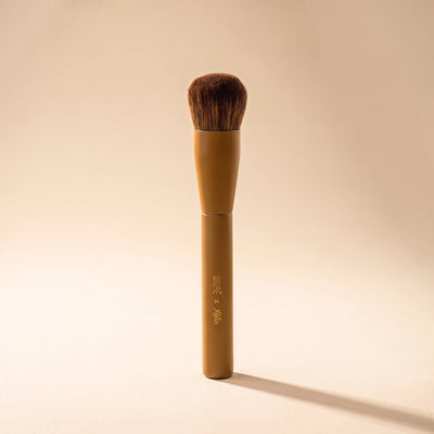 Pinceau teint Wuré x Missmakeupholikk, manche ocre mat