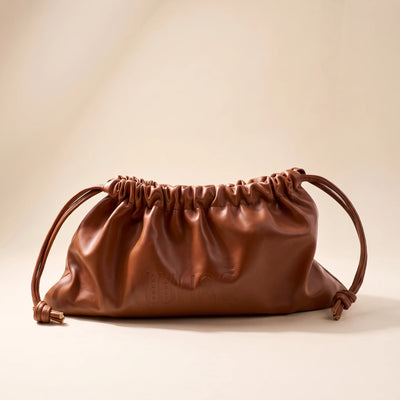 Trousse de maquillage Wuré en simili cuir camel froncé, logo embossé, cordons noués