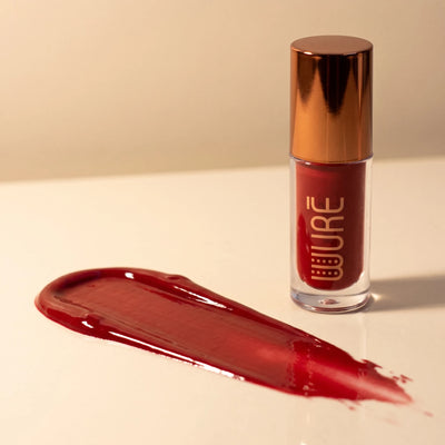 Velvet Gloss, teinte Kola, flacon et trait de matière